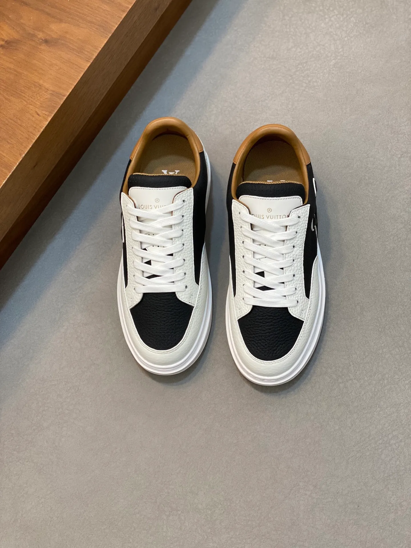 Factory Price: 400💰LV🔍Top Purchasing Agency🇮🇹 Lu Street Boy’s popular sports shoes counter synchronized, uppers imported from Italy cowhide fabric, high-quality complex splicing crafts, imported water-dyed cowhide lining cowhide feet Sole: Original sole provided by the original factory, T men's men's shoes 💰U exclusive movable molded sole, super comfortable, original factory follow-up goods, 🔍🔍high quality, can be entered and exited the counter at will, welcome to compare, code number 39-44 (order 38 45)